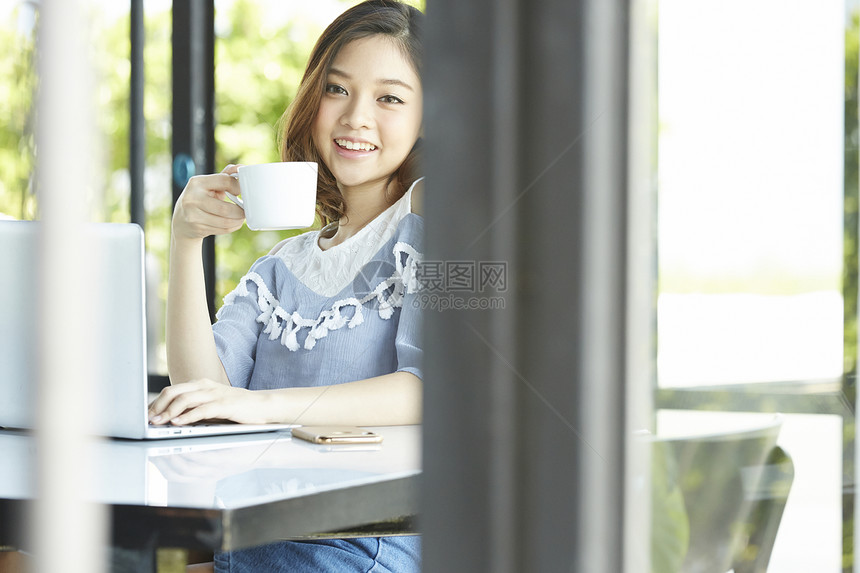 咖啡馆喝咖啡的女青年图片