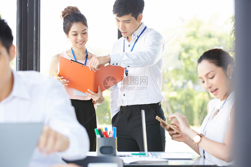 翻开文件夹看的青年男女图片