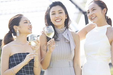 聚会穿着晚礼服开心的青年女子图片