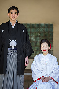 院子日本礼服婚礼新娘和新郎图片