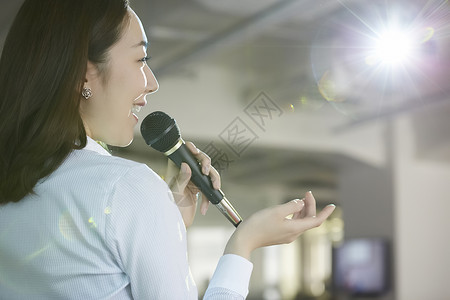 商务女性白领在做演讲汇报图片