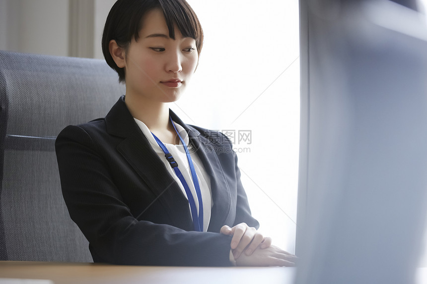 在会议室思考的职业女性图片