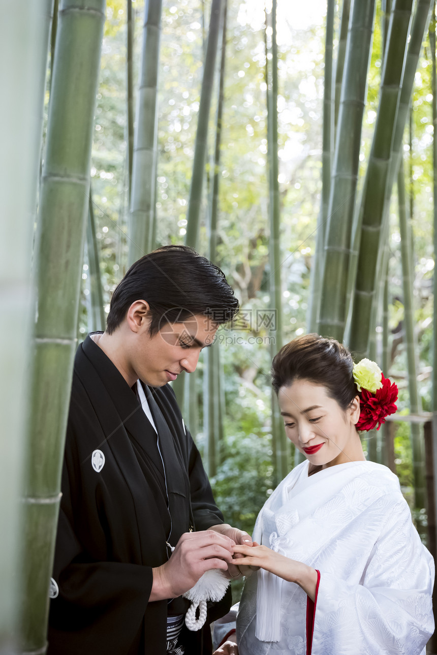 竹林里穿传统服饰的日本新郎新娘图片