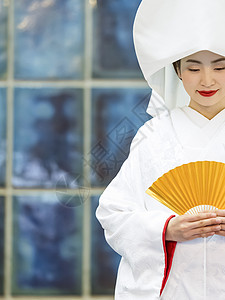 年轻女子穿着日本婚礼礼服图片