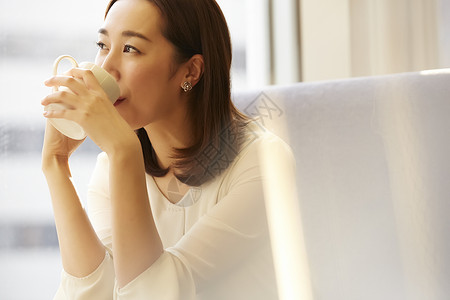 咖啡馆喝咖啡的成年女子晚上高清图片素材