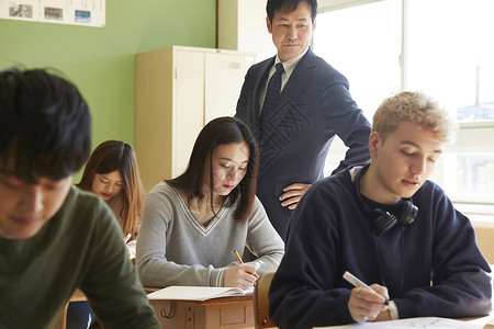 大学生课堂认真学习图片