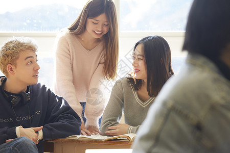 大学生课堂讨论图片