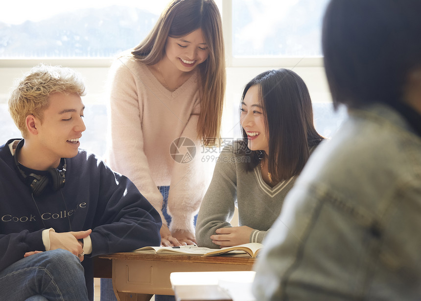 大学生课堂讨论图片