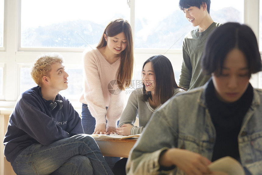 大学生课堂讨论图片