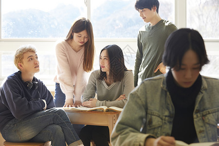 大学生课堂讨论跨国公司高清图片素材