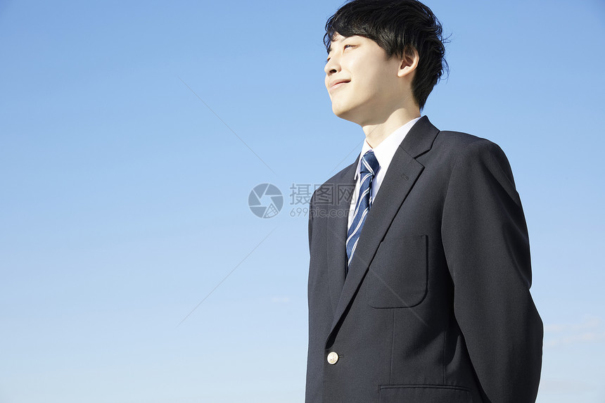 穿着校服微笑的男高中生肖像图片