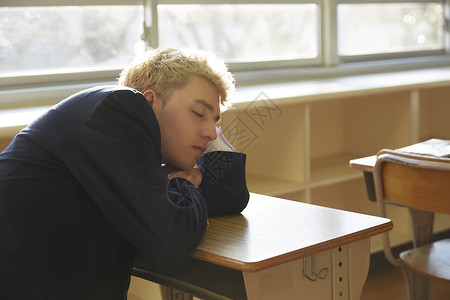 外国男高中生放学后打瞌睡青年高清图片素材