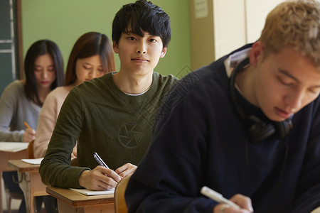 认真学习的男高中生图片