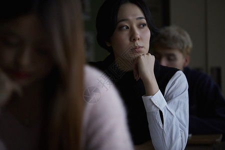 思考的女学生实验高清图片素材