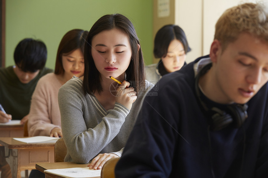 国际学校认真学习的学生图片