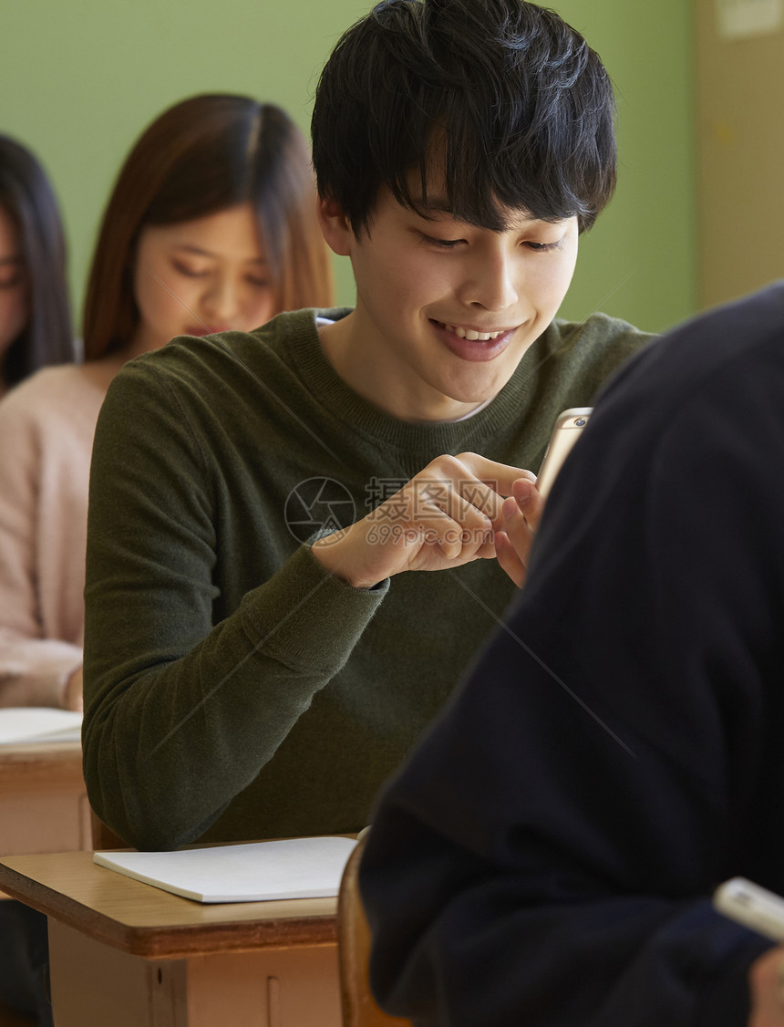 国际课堂上使用手机的男子图片