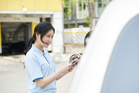 加油站工作兼职的年轻女子图片