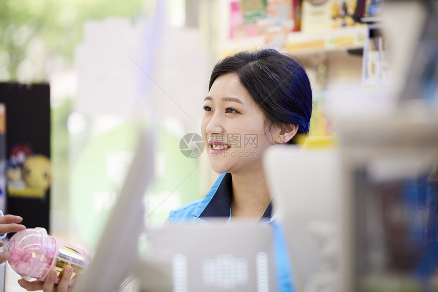 便利店兼职的年轻女子图片