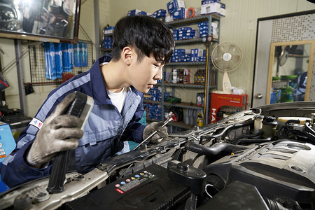 汽车修理间的汽修工在修理汽车成年男子高清图片素材
