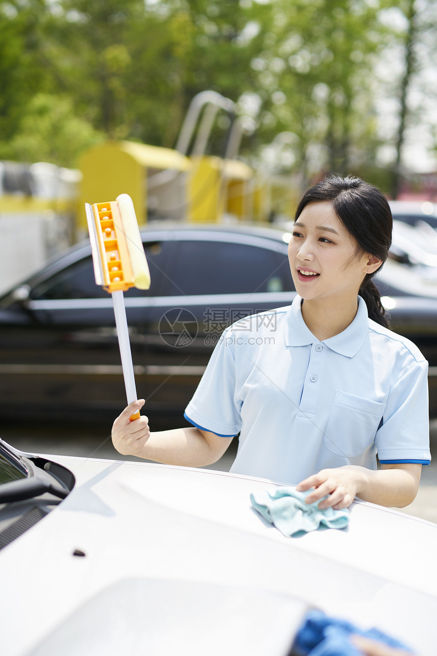 户外兼职洗车的女人图片