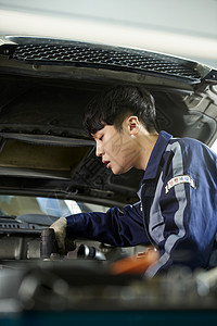 修理汽车的职员图片