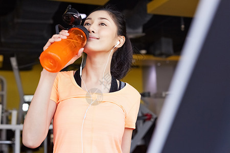 喝水休息的年轻女子图片