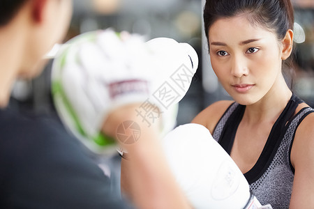 健身房练习拳击的年轻女子背景图片
