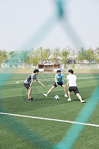 踢足球的男子做热身运动图片