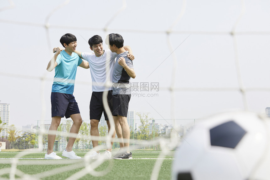 踢足球的男人们图片