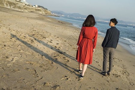 年轻青春快乐的夫妻海岸图片