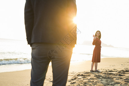 生气通体男子夫妻海岸高清图片