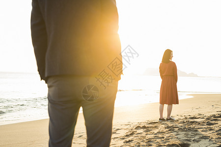 日落女孩大海夫妻告别形象图片