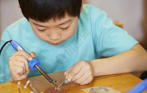 亚洲单人男儿童工作坊图片