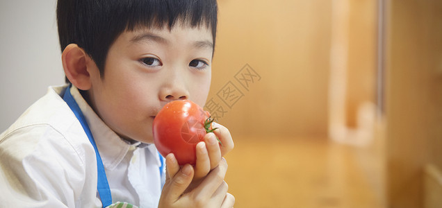 人物闻男吃西红柿的孩子图片