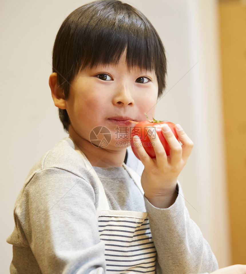 儿童幼儿笑容吃西红柿的孩子图片