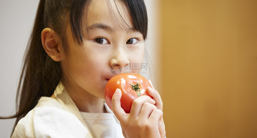 较年轻幼儿园儿童品尝吃西红柿的孩子图片