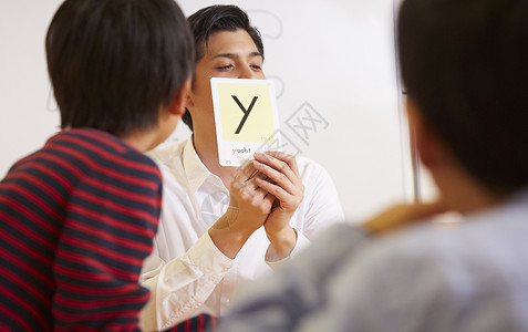 二十几岁半腰照年轻的女孩儿童英语课堂小孩高清图片素材