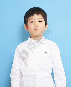 亚洲人长袖姿势儿童的肖像蓝色背面图片