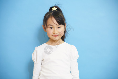 人类可爱模特儿儿童的肖像蓝色背面背景图片
