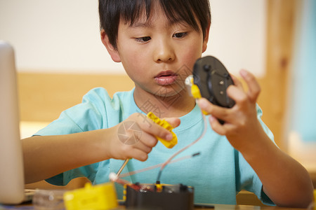 制作模型的小男孩图片