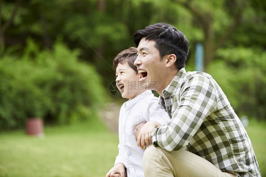 父子在公园郊游图片