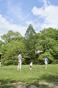 一家人在公园里跳绳植物高清图片素材