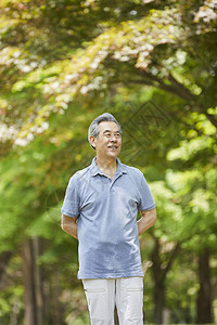 老年男性退休公园散步图片