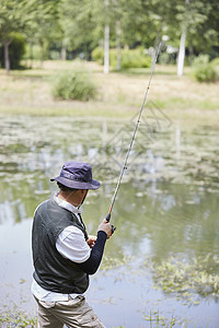 钓鱼的成年男子背影图片