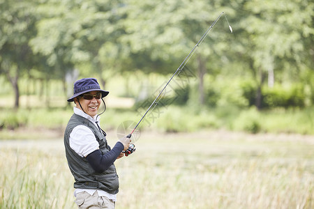 户外钓鱼开心的成年男子图片