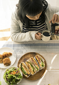 早餐倒咖啡的女子俯视图片