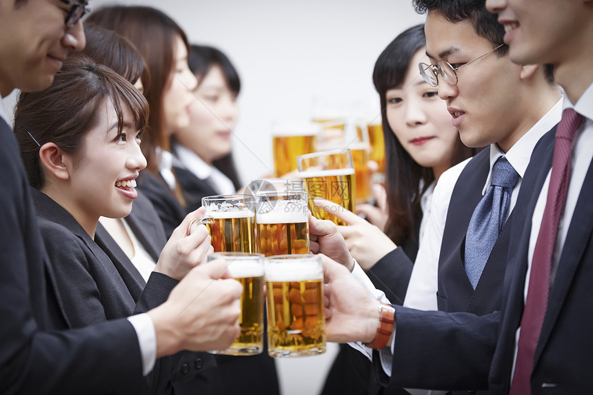 穿西装喝啤酒庆祝的商业团队图片