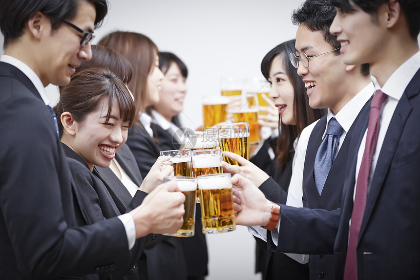 公司团队聚会开心喝啤酒庆祝图片