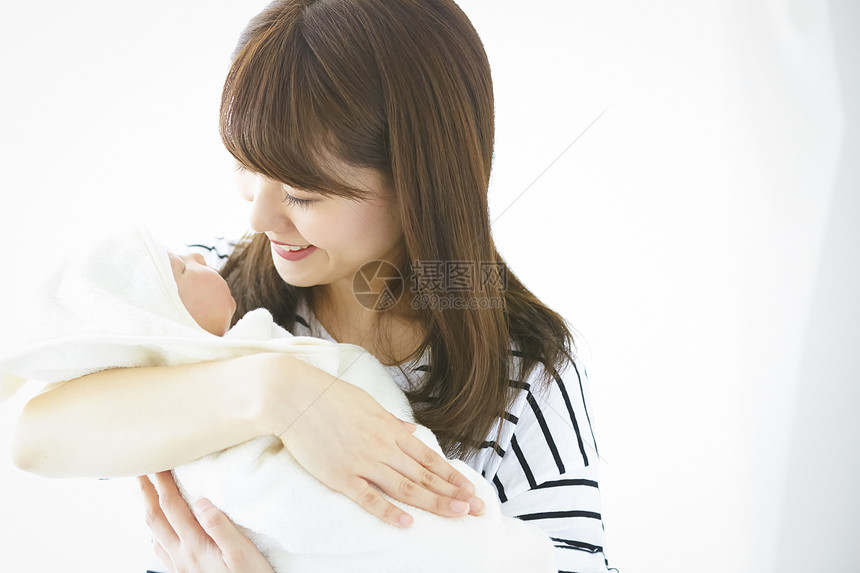 母亲抱着怀里的婴儿图片