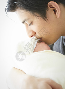 亲吻婴儿的父亲图片